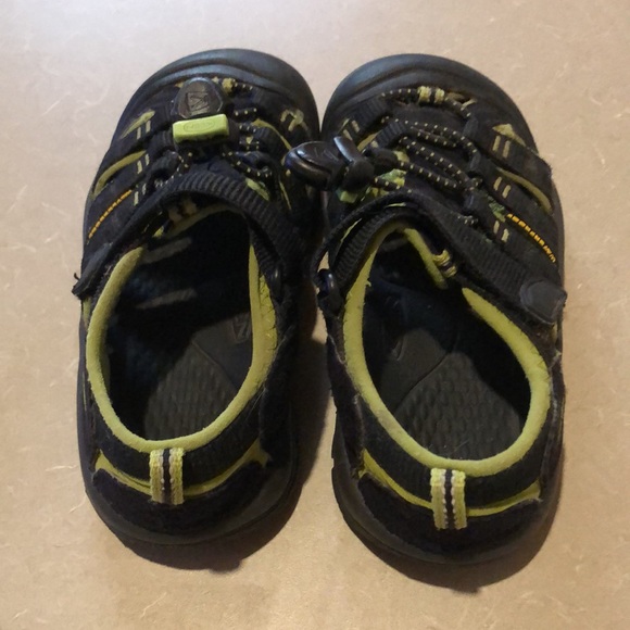 Boys Size 11 Keens - Picture 4 of 6